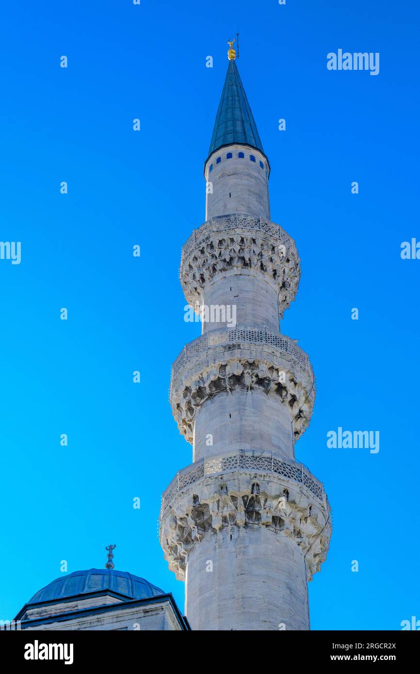 Istanbul, Türkei, Turkiye. Minarett der Moschee von Suleyman, der herrlichen Suleymaniye Moschee. Stockfoto