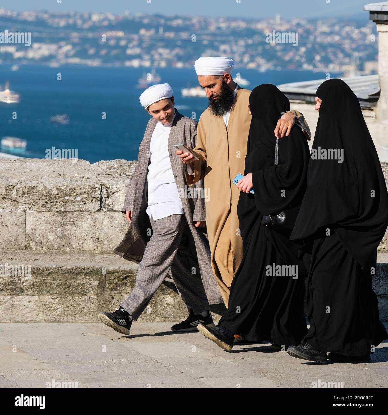 Istanbul, Türkei, Turkiye. Ein Paar in konservativer religiöser Kleidung bei einem Spaziergang in der Moschee von Suleyman, der herrlichen Suleymaniye-Moschee. Stockfoto