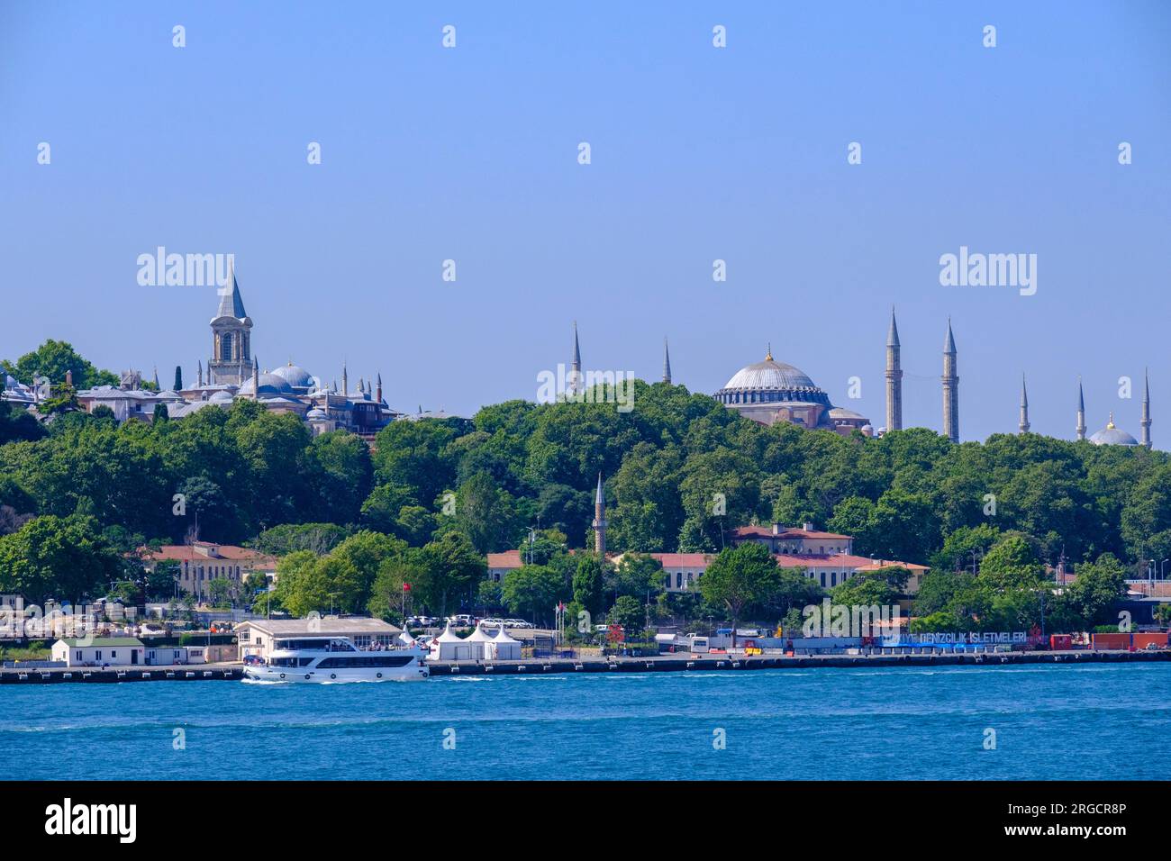 Istanbul, Türkei, Türkiye. Topkapi-Palast vom Goldenen Horn aus gesehen. Hagia Sophia in der Mitte, Blaue Moschee ganz rechts. Stockfoto