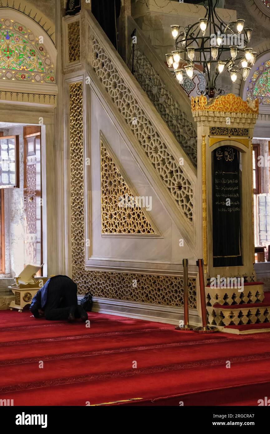 Istanbul, Türkei, Türkiye. Mihrimah Sultan Moschee, Uskudar. Ein Mann, der bei der Minbar betet. Stockfoto