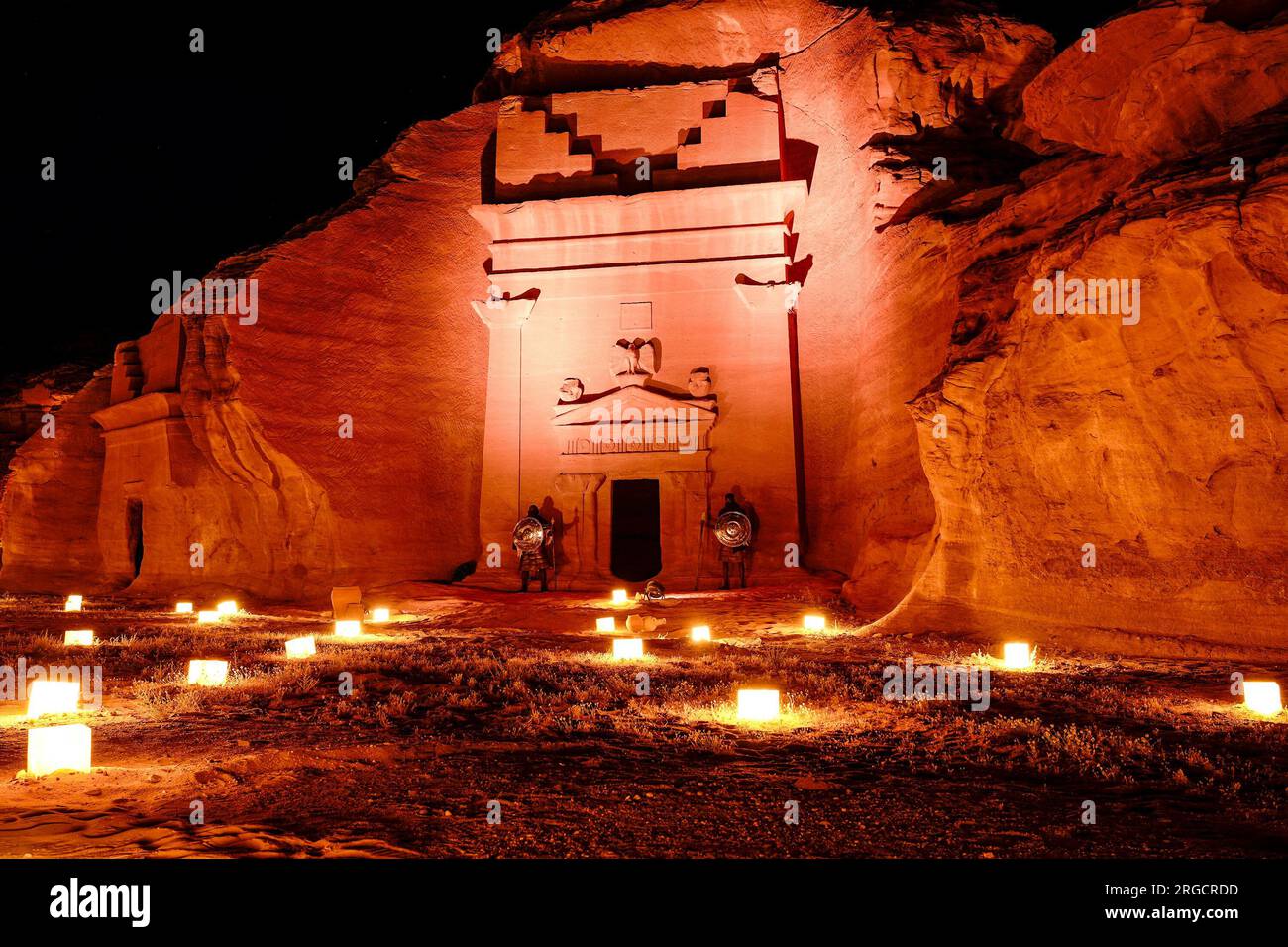 Alte Gräber von Hegra, beleuchtet durch Kerzenlicht, Alula, Saudi-Arabien Stockfoto