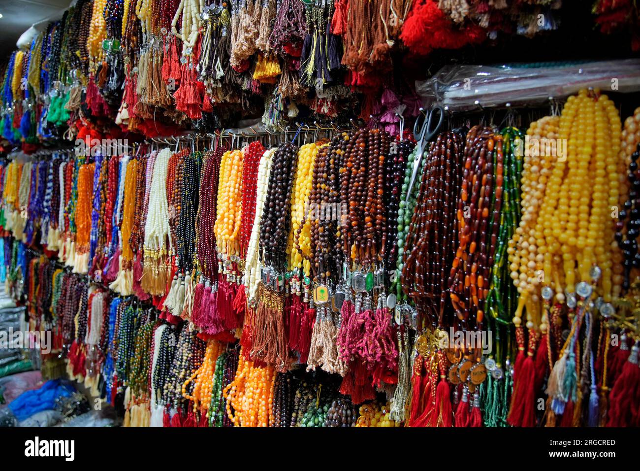 Muslimische Gebetsperlen (Misbaha) zum Verkauf in verschiedenen Größen und Farben Stockfoto
