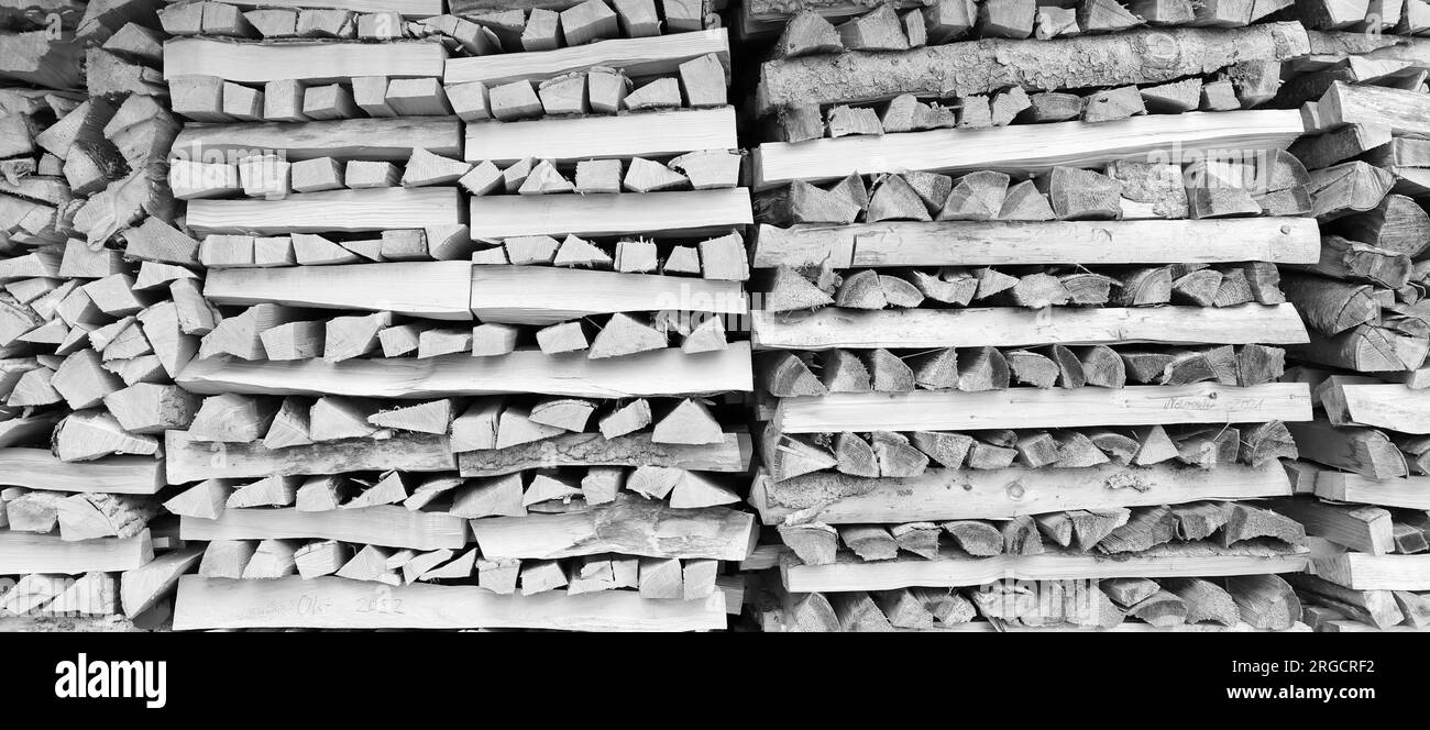 Gestapeltes trockenes Feuerholz als Hintergrund Stockfoto