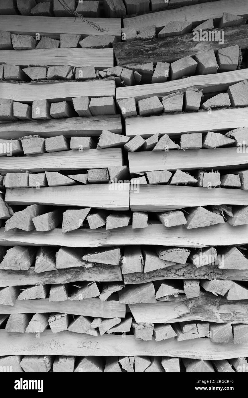 Gestapeltes trockenes Feuerholz als Hintergrund Stockfoto