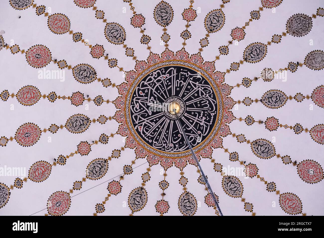 Istanbul, Türkei, Türkiye. Yeni Valide Moschee (früher Valide-i Cedid Camii). Kuppeldekoration mit arabischer Kalligraphie. Stockfoto
