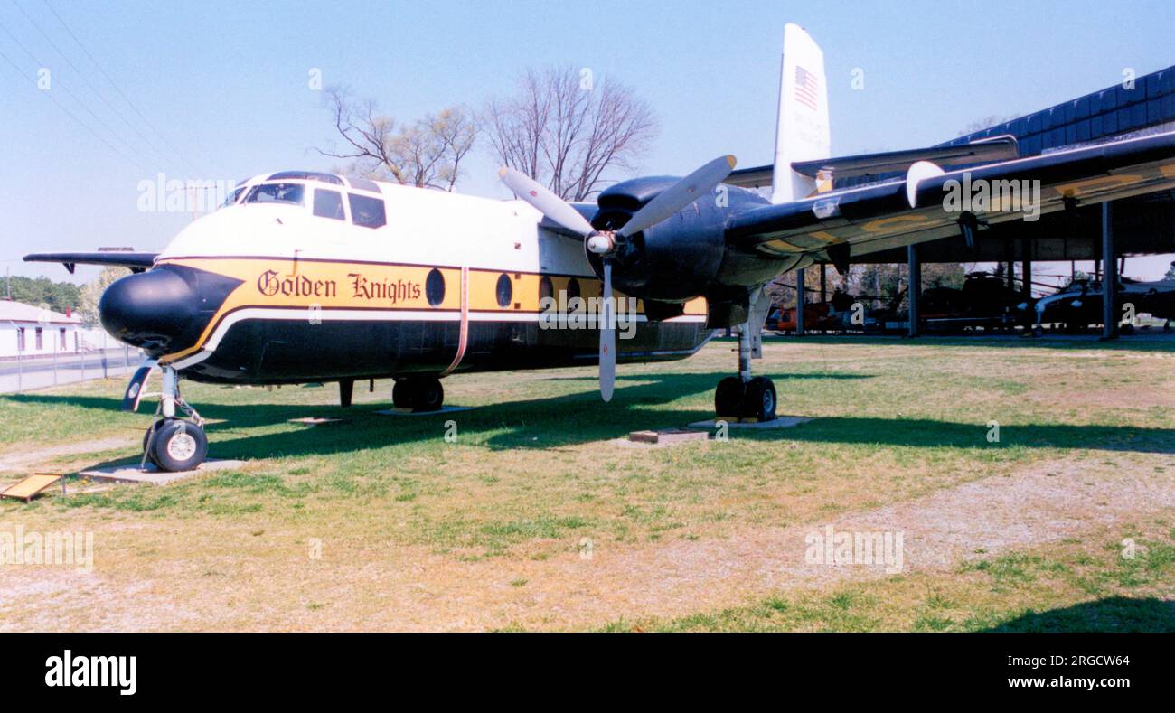 De Havilland Canada YC-7A Caribou 57-3079 (MSN 5), im US Army Transportation Museum in Fort Eustis, Virginia, in den Zeichen des Golden Knights US Army Parachute Team. Stockfoto