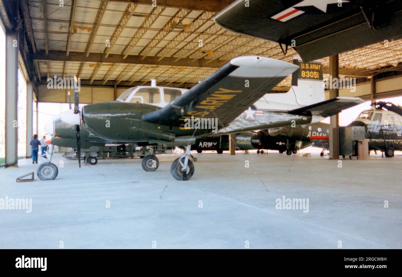 Beech L-23d-BH Seminole 58-3051 (MSN RLH-52) im US Army Transportation Museum in Fort Eustis, Virginia. (Umgebaut von einem L-23A im seriellen 52-6162/6216-Bereich) Stockfoto