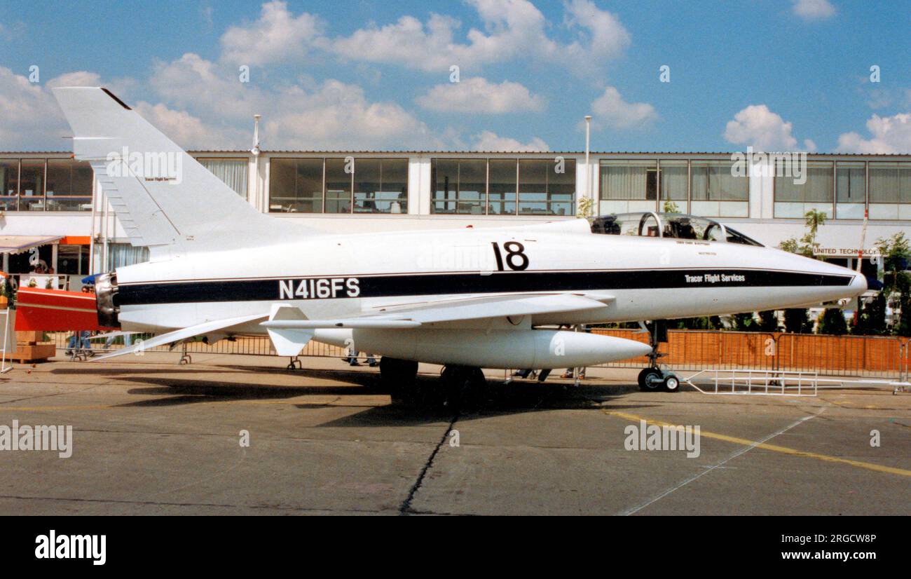 Nordamerikanischer F-100F-10-NA Super Sabre N416FS (msn 243-192, ex 56-3916, GT-916, N3251W) von Tracor Flight Services in Le Bourget für die Paris Air Show am 13. Juni 1989, mit der Flugschau Serie „18“. Stockfoto