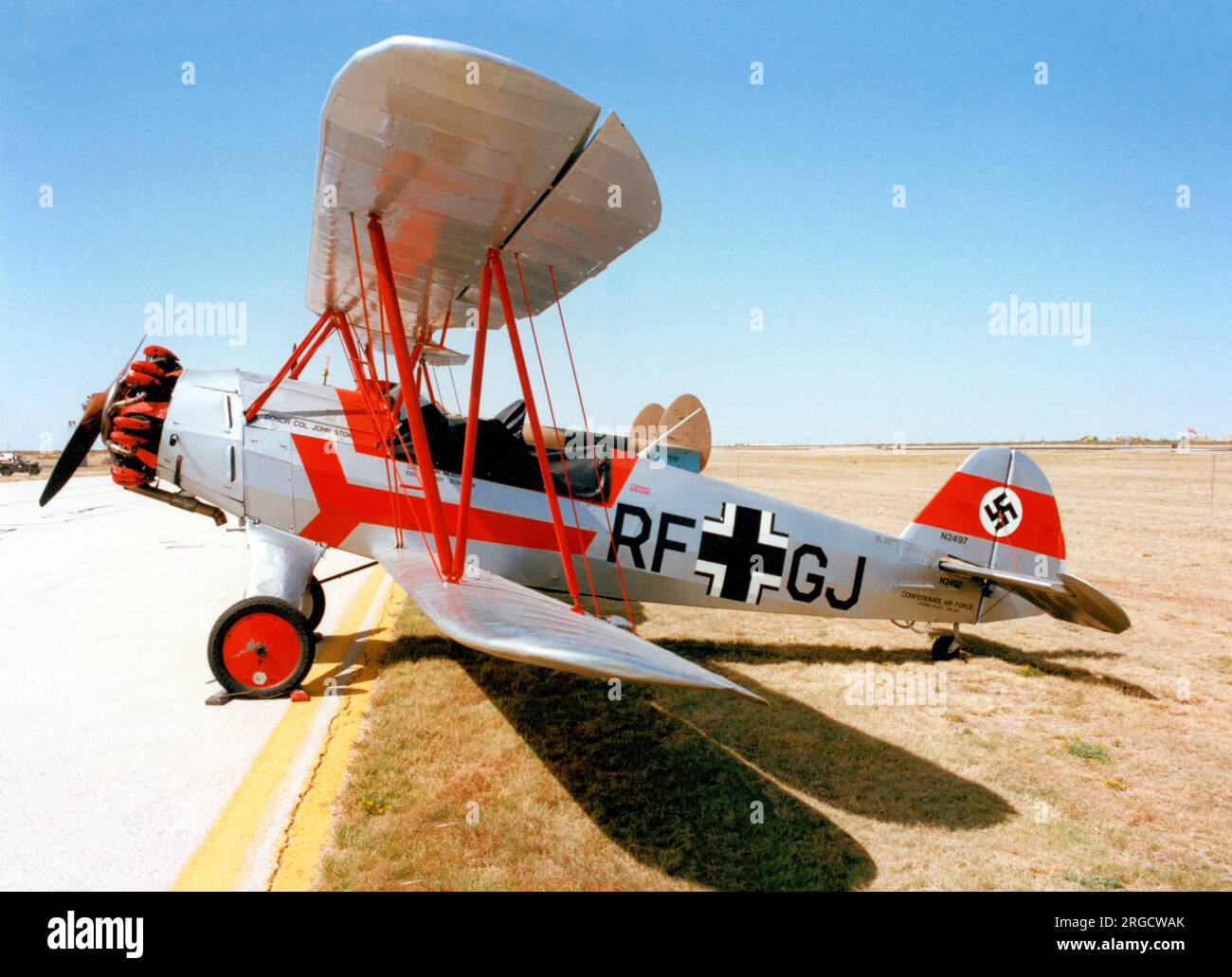 Focke-Wulf FW.44J Stieglitz N2497 (msn 716) der Konföderierten Luftwaffe am Flughafen Midland am 8-10. Oktober 1992. Stockfoto