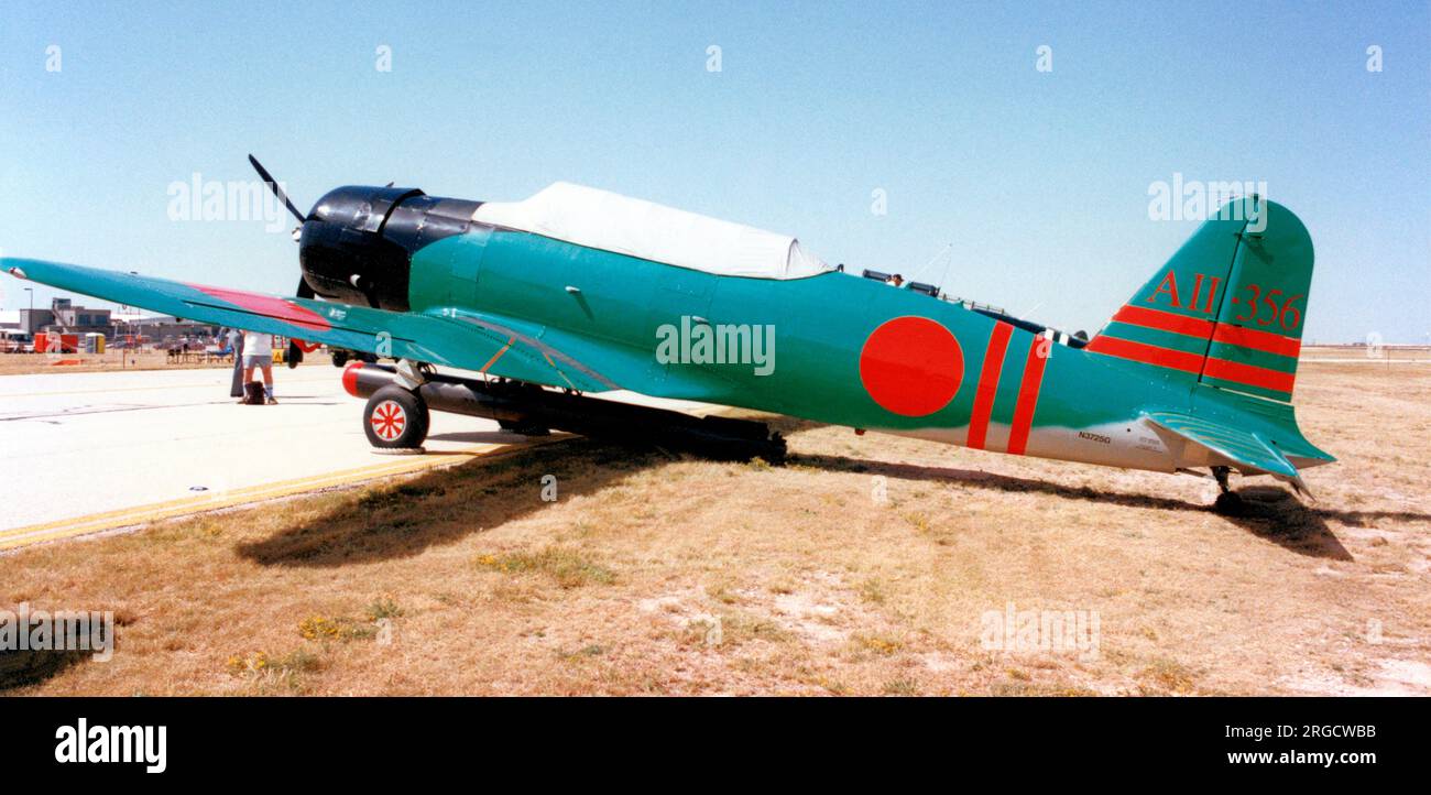 Nordamerikanische SNJ-5 Texan N3725G/AII-356 (msn 88-16686), eine Nachbildung der Konföderierten Luftwaffe von Nakajima B5N „Kate“ am Midland Airport am 8-10. Oktober. Stockfoto