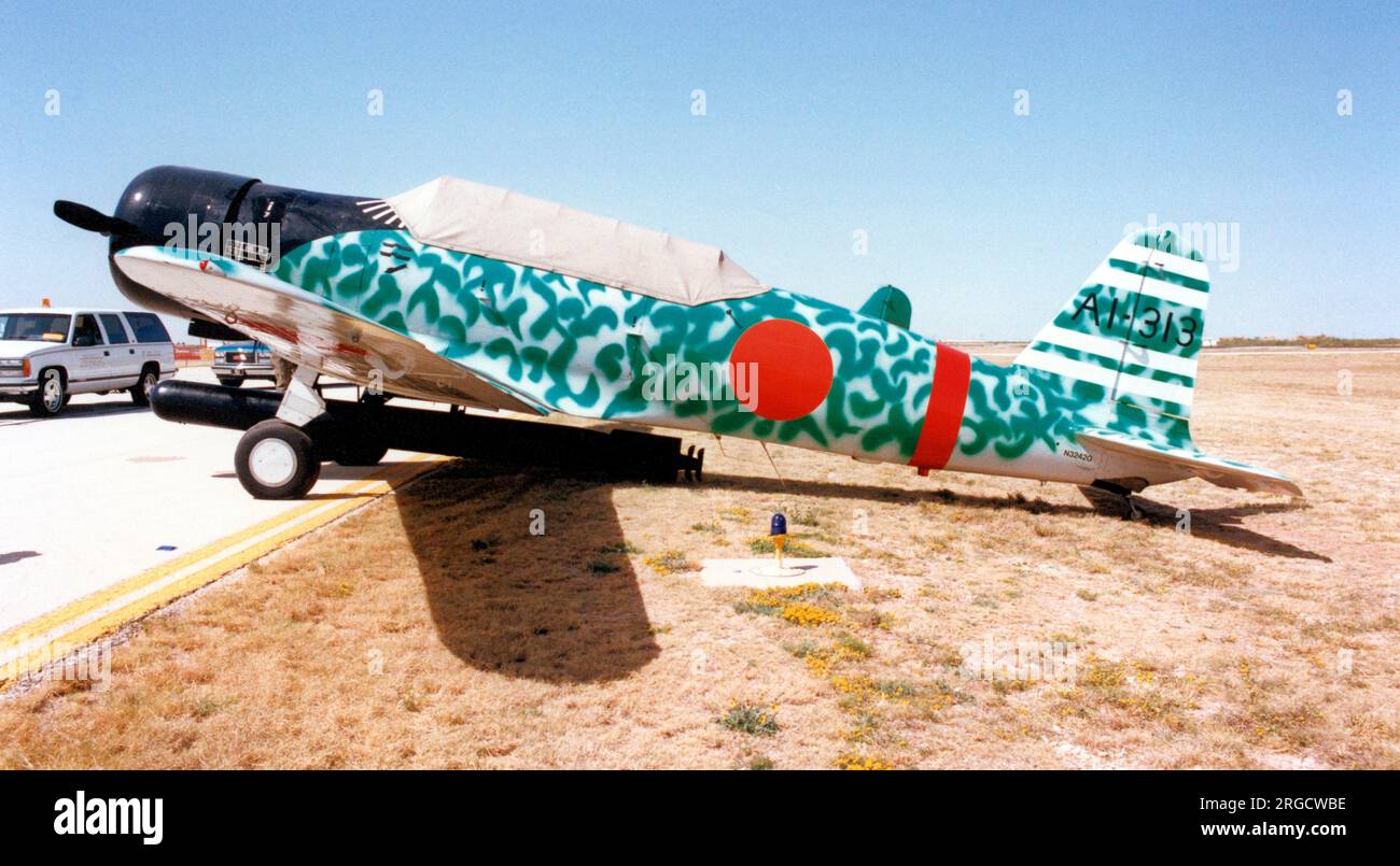Nordamerikanisches SNJ-5 Texan N3242G/AI-313 (msn 88-15757), eine Nachbildung der Konföderierten Luftwaffe von Nakajima B5N „Kate“ am Midland Airport am 8-10. Oktober. Stockfoto