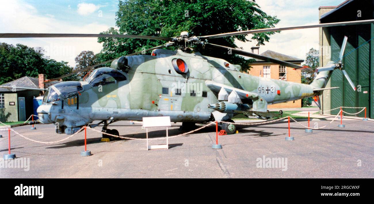 MIL Mi-24D 96+21 (msn B4002), ehemalige DDR Air Force/Luftwaffe Mi-24 im Imperial war Museum Duxford. Stockfoto