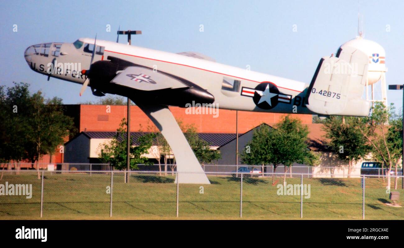 Nordamerikanische B-25 Mitchell 'O-42875', mit falscher Seriennummer bemalt, als Torwächter auf einem Pylon montiert. Stockfoto