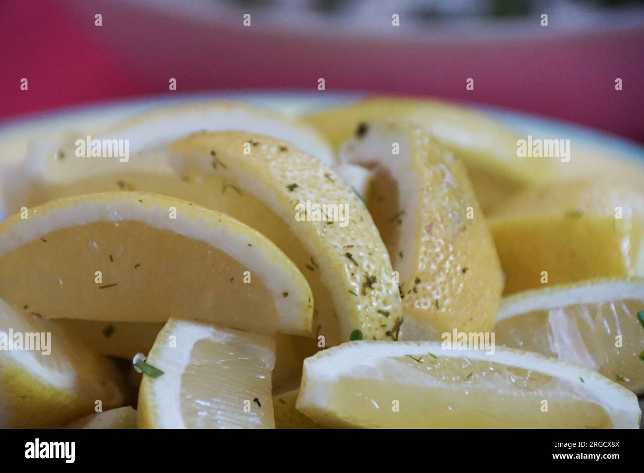 Zitronenscheiben zum Kochen und Garnieren Stockfoto