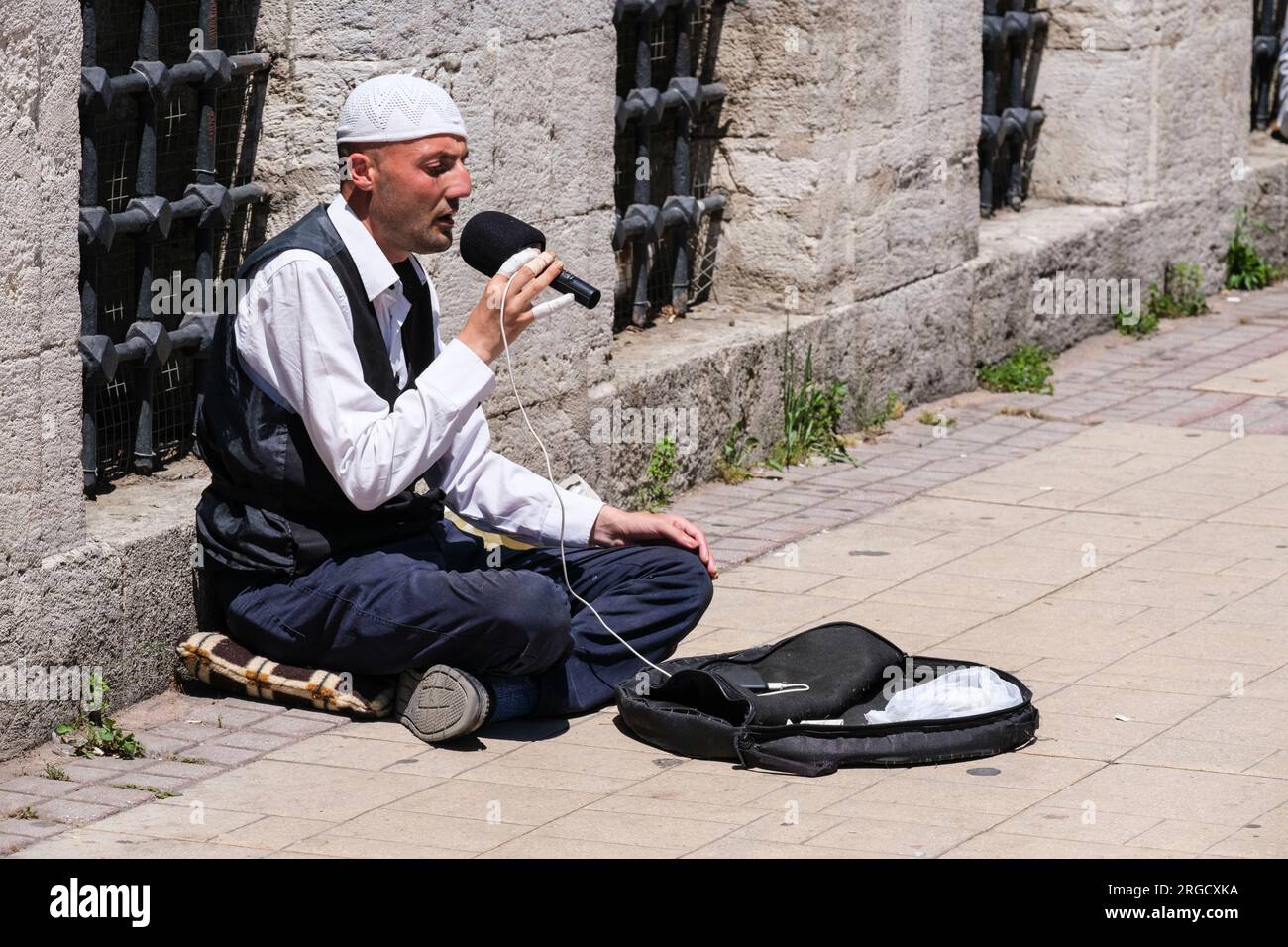 Istanbul, Türkei, Türkiye. Uskudar. Sufi, der auf dem Bürgersteig "Allah" singt. NICHT FÜR LIZENZIERUNG IN DER TÜRKEI VERFÜGBAR. Stockfoto
