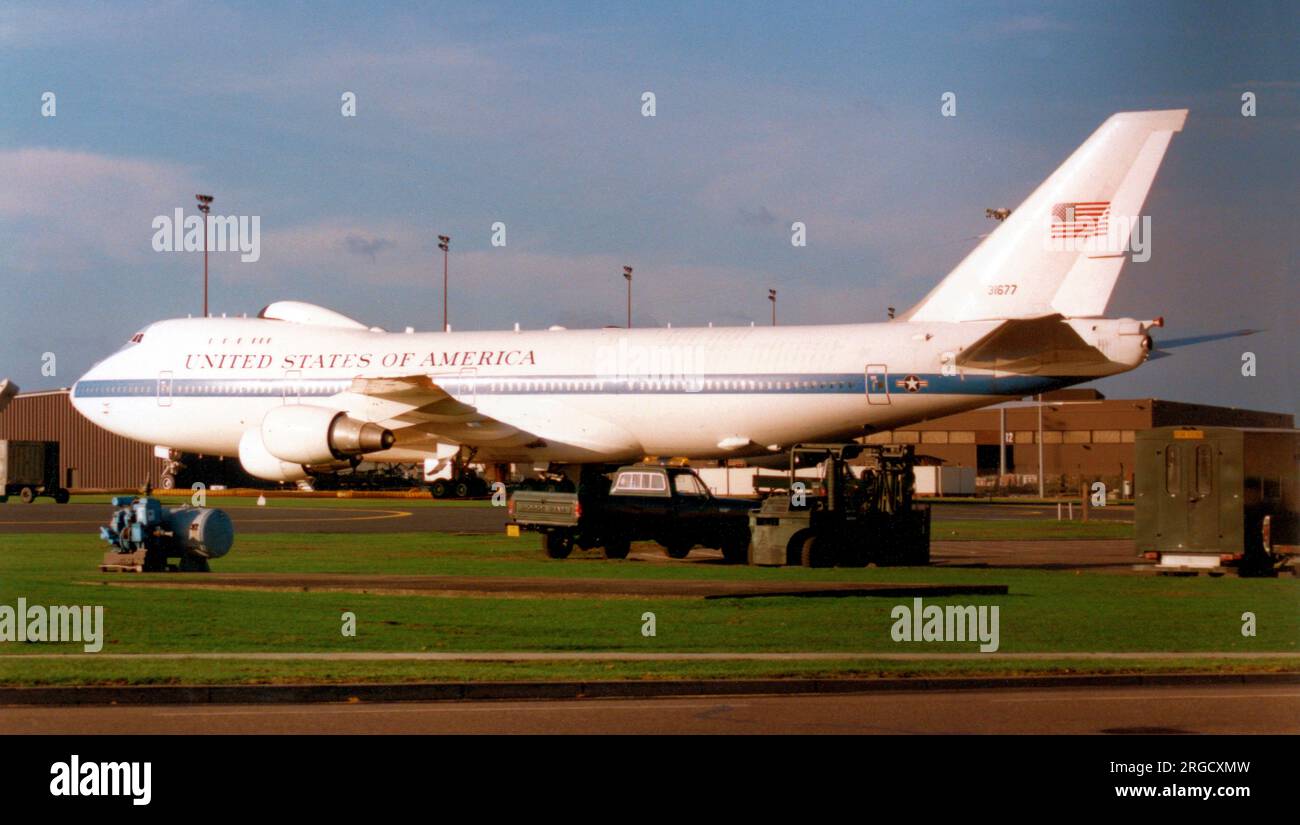 United States Air Force - Boeing E-4B 73-1677 (MSN 20683 / 204), im Anflug. Die E-4B ist die Luftwaffe für den Einsatz des Präsidenten der Vereinigten Staaten in Notfällen. Diese Flugzeuge folgen immer dem POTUS, wenn er Washington D.C. verlässt, ausgestattet mit nuklearem elektromagnetischem Pulsschutz, nuklearer und thermischer Abschirmung, fortschrittlicher Elektronik und einer Vielzahl von Kommunikationsgeräten. Betrieben von der 1. Bordseitigen Kommando- und Kontrollstaffel (ACCS) Stockfoto