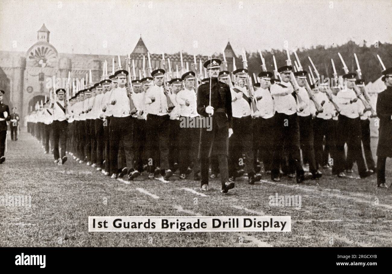 Das 1. Guards Brigade Drill Display auf der Aldershot Military Tattoo, eine jährliche Veranstaltung aus dem Jahr 1894. In den 1920er und 1930er Jahren präsentierte das Aldershot Command Searchlight Tattoo in der Rushmoor Arena Ausstellungen aus allen Bereichen der Dienste, einschließlich Aufführungen mit Flammenfackeln. Zu einer Zeit zogen die Vorstellungen Menschenmassen von bis zu 500.000 Personen an. Stockfoto