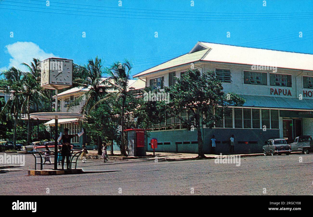 Hotel Papua in Port Moresby, der Hauptstadt von Papua-Neuguinea - ein Polizist, der den Verkehr unter einer großen Uhr leitet. Stockfoto