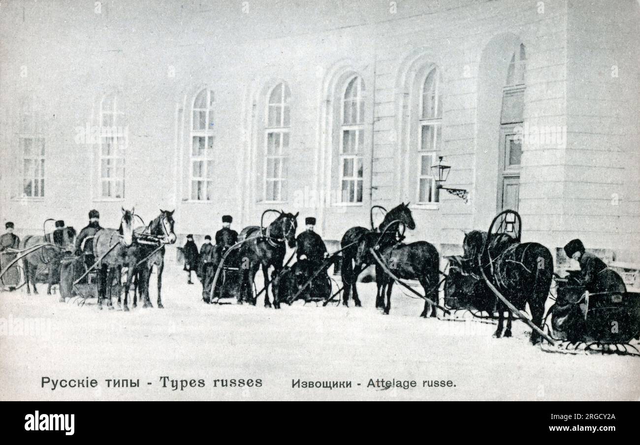 Traditionelle russische Schlitten warten auf Fahrpreise vor dem Bahnhof St. Petersburg, Russland. Stockfoto