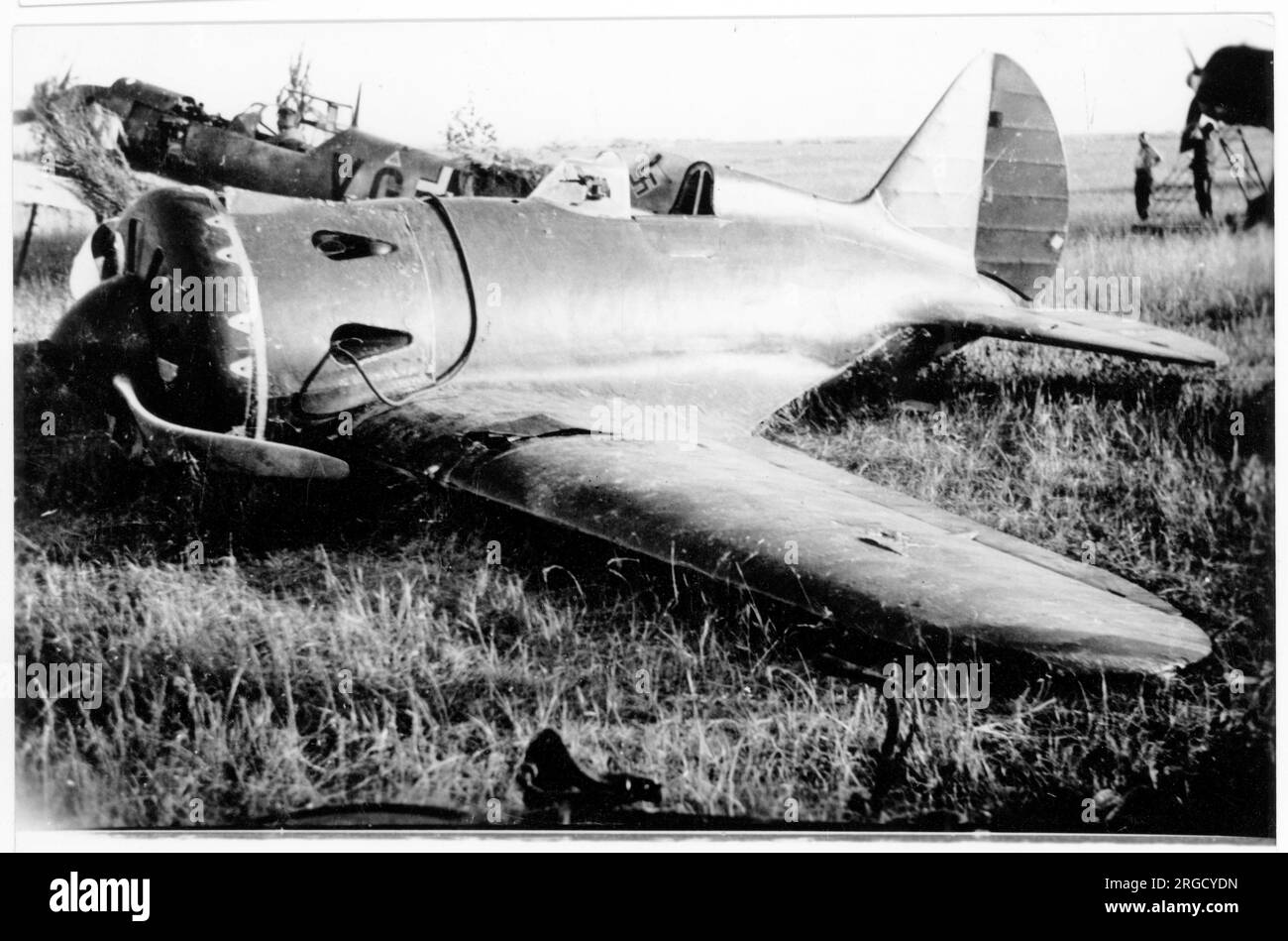 Polikarpov I-16 Rata-Kämpfer, auf einem Flugplatz, der von deutschen Streitkräften in Begleitung operativer Luftwaffe-Kämpfer eingenommen wurde. Stockfoto