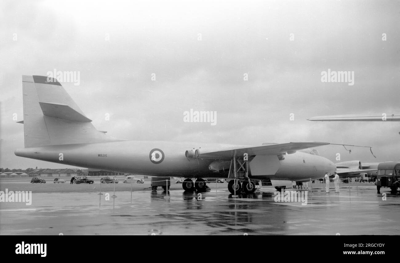 Vickers 671 Valiant WB215, der zweite Prototyp, wurde auf der SBAC Farnborough International Air Show vom 3-9. September 1956 gesehen. Dieses Flugzeug bot spektakuläre Vorführungen von Starts mit dem De Havilland Dspr.4 Super Sprite Rocket-gestützten Startgetriebe, das unter den Flügeln im Inneren des Unterwagens sichtbar ist. Stockfoto