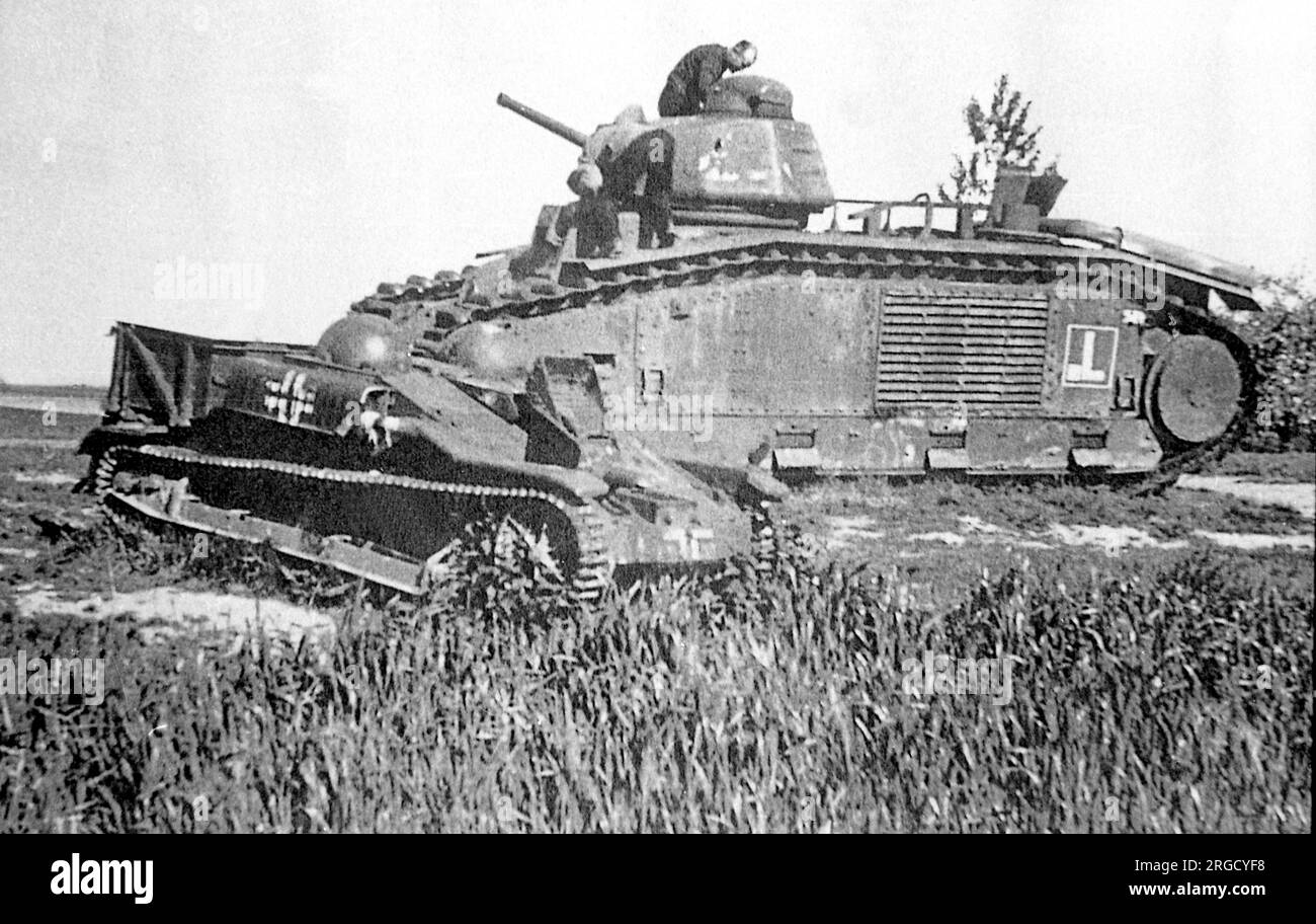 Festgenommener schwerer Tank Char B1 und leichter gepanzerter Träger/Motorwagen Renault UE Chenillette, von deutschen Streitkräften verlassen und von französischen Zivilisten inspiziert. Stockfoto