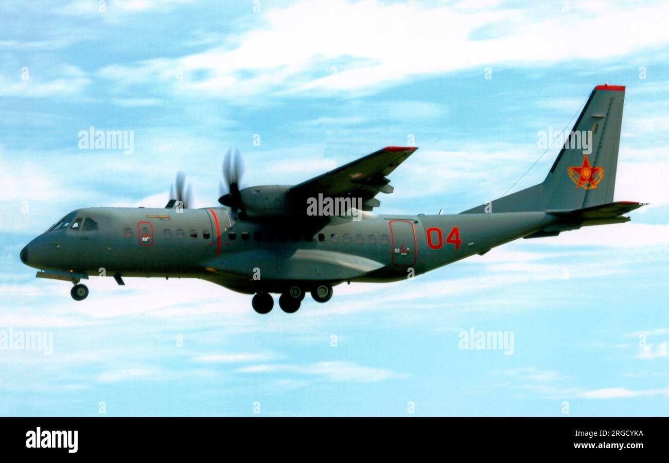 Kasachstan Air Defence Force - CASA C-295M 04 RED (msn S-126), RAF Mildenhall am 14. Juli 2016. Stockfoto