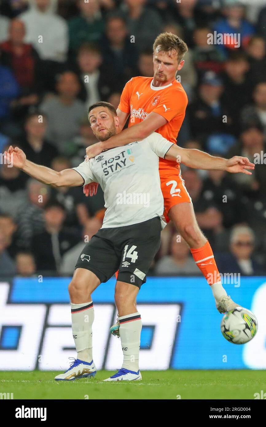 Derby, Großbritannien. 08. Aug. 2023. Conor Washington #14 von Derby County und Callum Connolly #2 von Blackpool kämpfen um den Ball während des Carabao Cup-Spiels Derby County vs Blackpool im Pride Park Stadium, Derby, Großbritannien, 8. August 2023 (Foto von Gareth Evans/News Images) in Derby, Großbritannien, am 8./8. August 2023. (Foto: Gareth Evans/News Images/Sipa USA) Guthaben: SIPA USA/Alamy Live News Stockfoto