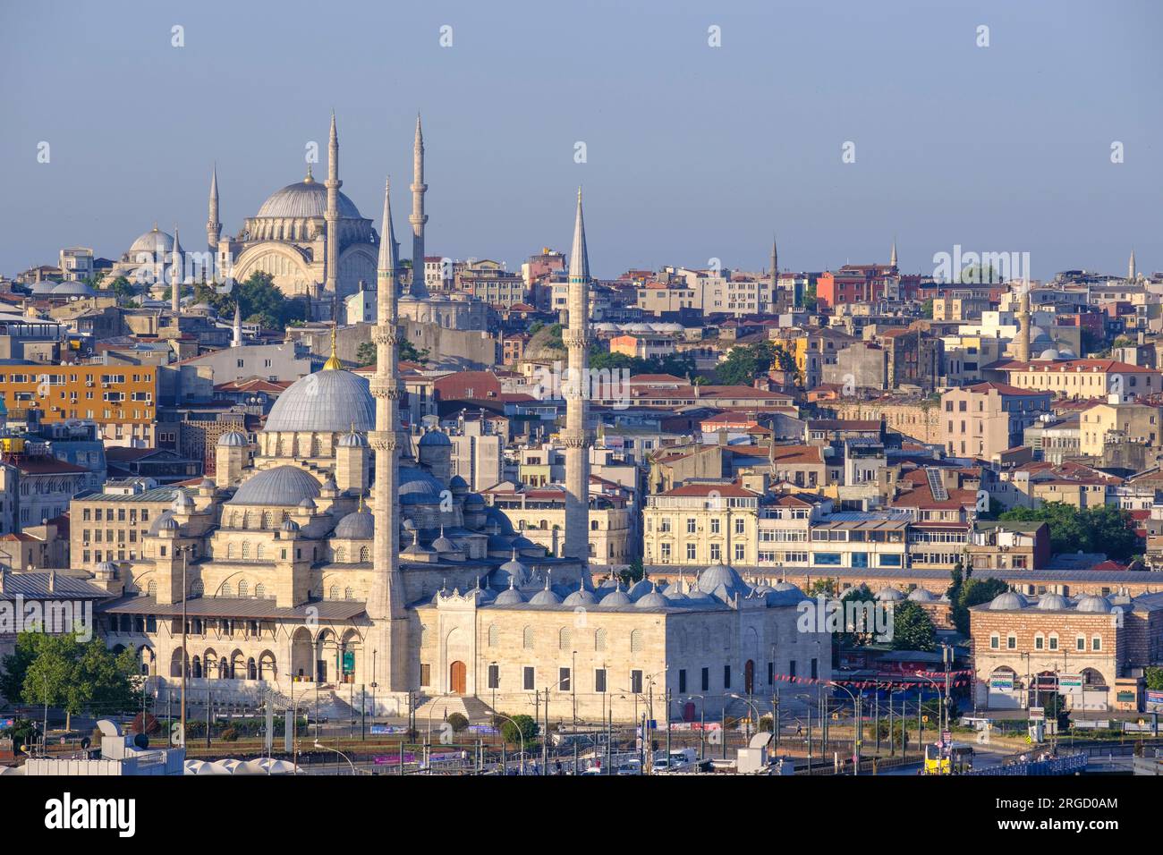 Istanbul, Türkei, Türkiye. Neue Moschee (Yeni Camii) im Vordergrund, Nuruosmaniye-Moschee im Hintergrund. Stockfoto