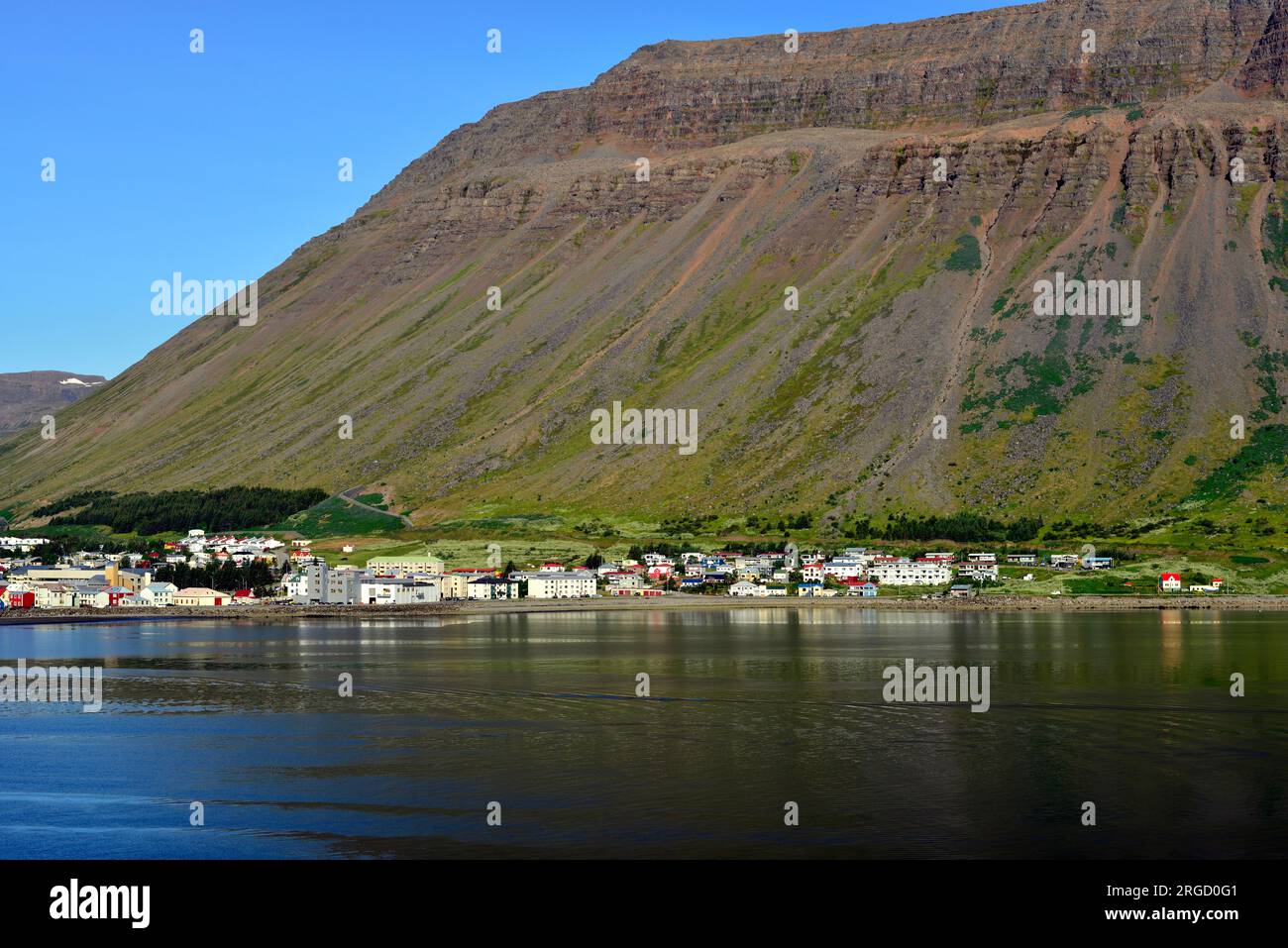 Das überwiegend Wohngebiet der kleinen Stadt Isafjordur in der Westfjorde-Region Islands ist auf einem Sandstrand erbaut und von Bergen überblickt. Stockfoto