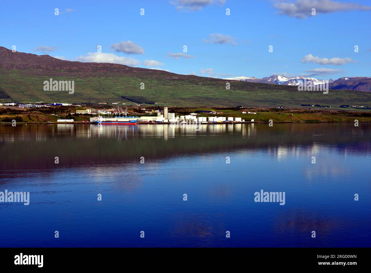 Die Außenbezirke der Stadt Akureyri im Nordosten Islands werden am frühen Morgen von einem besuchten Kreuzfahrtschiff aus gesehen. Stockfoto