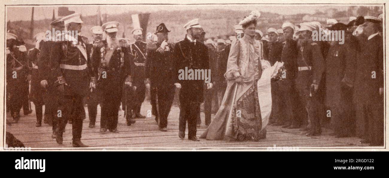 Russland - Zar Nicholas II. Und Tsarina Alexandra Feodorowna auf Sewastopol, Krim, überprüfen eine Reihe ehrwürdiger Krim-Kriegsveteranen. Stockfoto