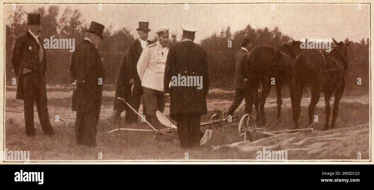 Russland - Zar Nicholas II. Untersucht ein neues Modell des Pflugs, das auf dem Gelände des Peterhof-Schlosses demonstriert wird, einer Reihe von Palästen und Gärten in Petergof, St. Petersburg. Stockfoto