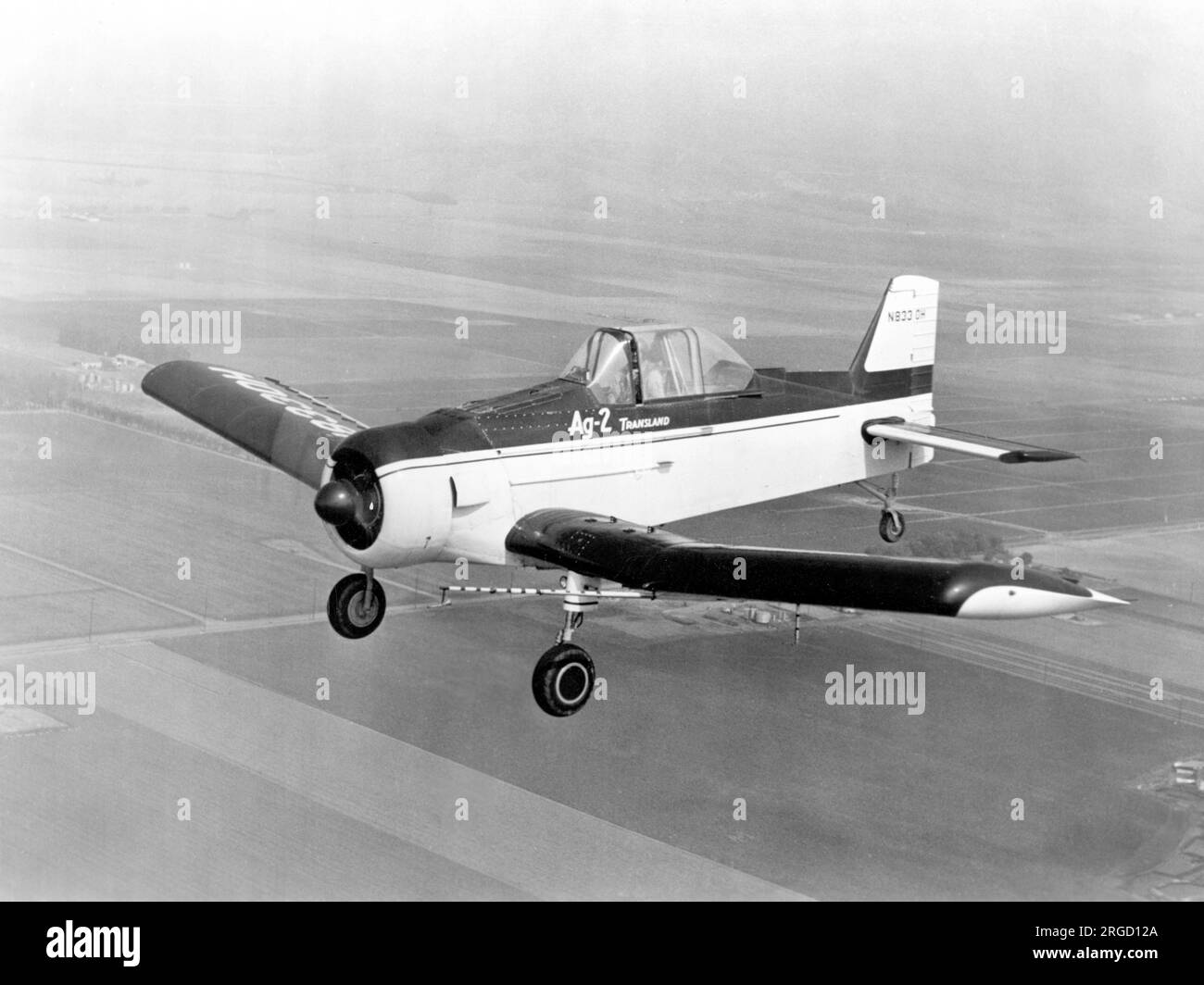 Transland AG-2 N8330H, der erste Prototyp im Flug. Einige Jahre nach dem Zweiten Weltkrieg wandelte die Transland Aircraft Company aus Torrance, Kalifornien, ein Geschäftsbereich der Hi Shear Nivet Tool Co überschüssige Flugzeuge aus dem Zweiten Weltkrieg, insbesondere Trainer, für die Aufgabe des Abstaubens um. Nach dem Zweiten Weltkrieg lernte Frederick E. Weick an der Texas A and M University und entwarf einen einmotorigen Sprühflugzeug als Klassenprojekt. Im Jahr 1950 entwarf er in Zusammenarbeit mit dem College das Ercoupe sowie den AG-1, der in Texas als Piper Pawnee gebaut wurde. Der Prototyp AG-2 (N833 Stockfoto
