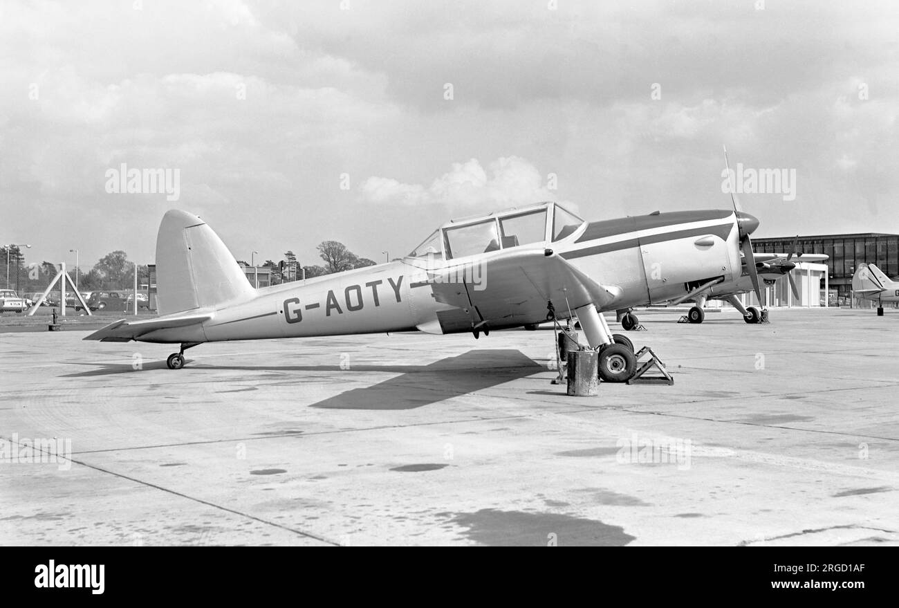 De Havilland DHC-1 Chipmunk 22 G-AOTY (msn C1/0522) Stockfoto