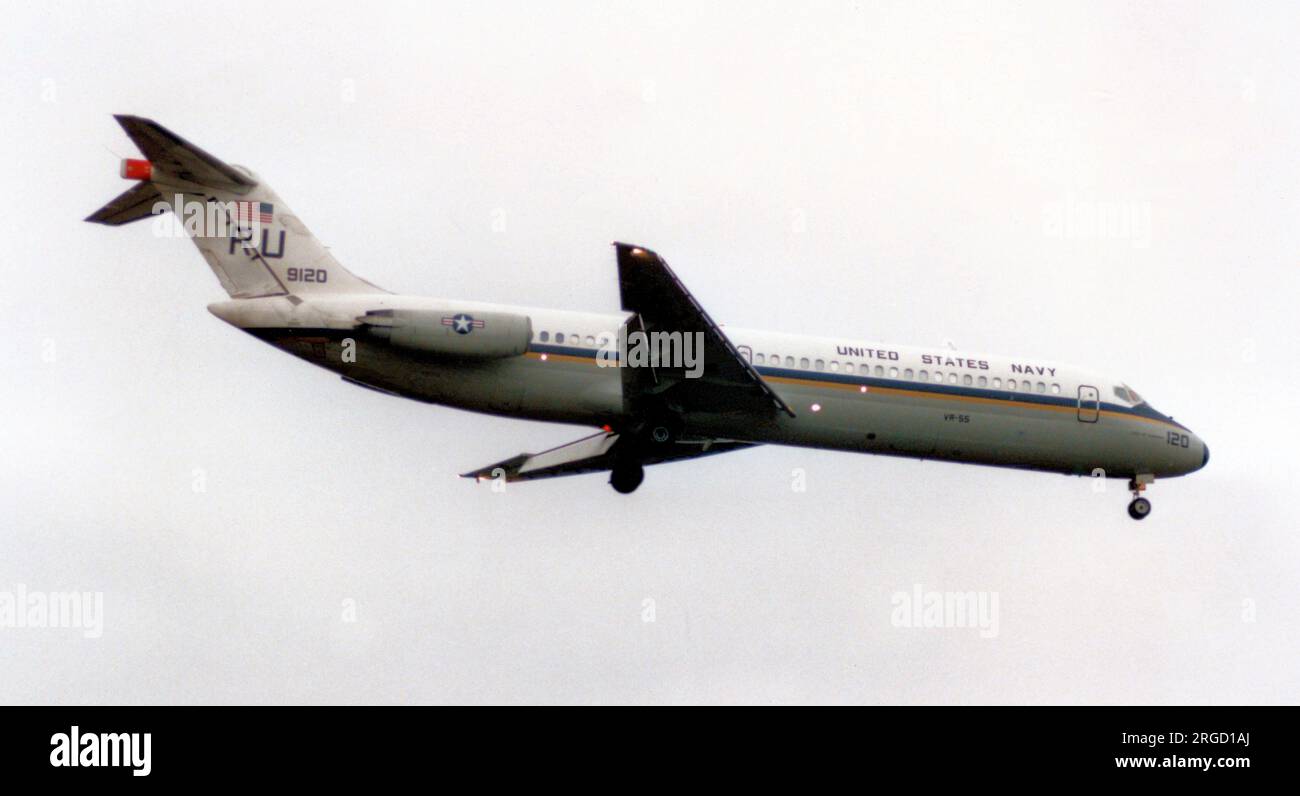 United States Navy - McDonnell Douglas C-9B Skytrain II 159120 „City of Oakland“ (MSN 47586 / 707), VR-55, im Anflug auf RAF Mildenhall am 25. März 1991. Stockfoto