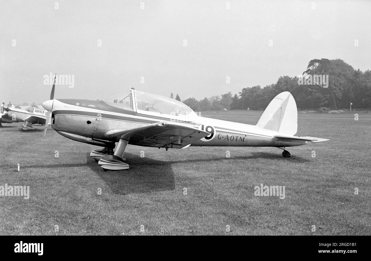 De Havilland DHC-1 Chipmunk 22 G-AOTM (msn C1/0862), Eigentum von Peter Masefield mit der Rennnummer „19“. Stockfoto