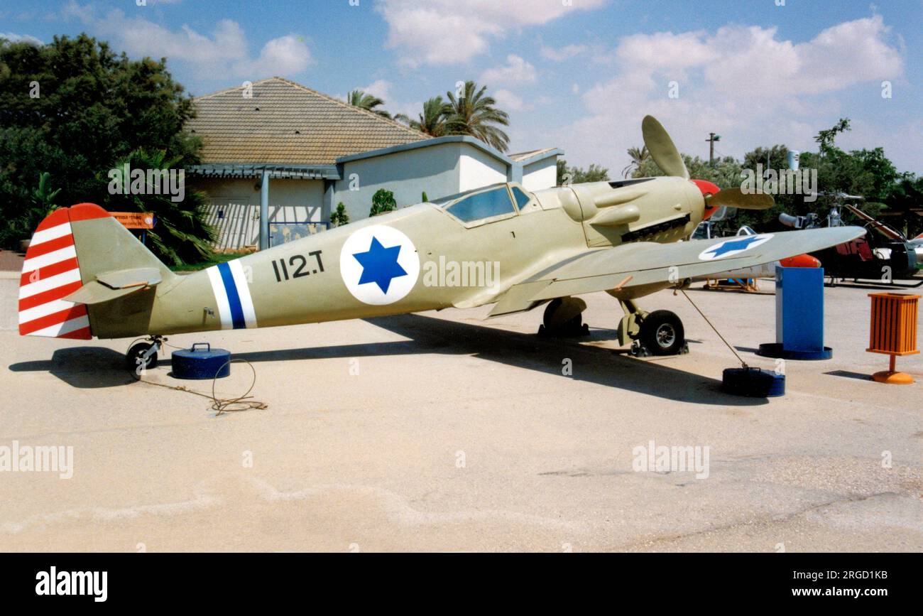 Avia S-199 Sakeen 112.T (msn 782358), im Israeli Air Force Museum, Hatzerim AFB, Israel. Die Avia S-199 wurde von Avia nach dem Krieg hergestellt, indem sie die JUMO 211F in die Messerschmitt Bf 109G-Flugzeugzelle einbaute. Avia hatte die Avia S-99-Version bereits mit dem ursprünglichen Daimler Benz DB605-Motor produziert, aber der Motor war schnell ausverkauft. Der Einbau des JUMO 211 hatte den unglücklichen Effekt, dass die Bodenhaftung des bereits komplizierten S-99 aufgrund des Drehmoments des Propellers mit Schaufelblatt verschlechtert wurde. Stockfoto