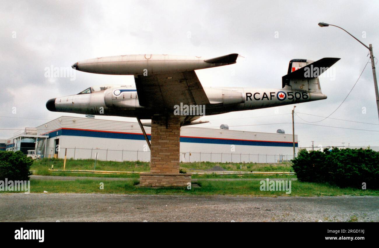 Avro Canada CF-100 Mk.4B Canuck 18506 (msn C-100/4/406), montiert auf einem Pylon des Canadian Warplane Heritage in Mount Hope, Ontario. Stockfoto