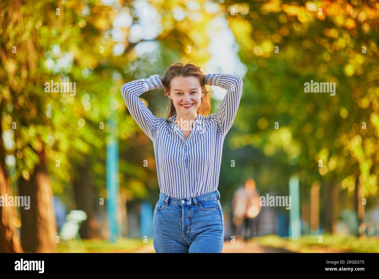 Schöne junge Frau, die den hellen Herbsttag in Paris genießt. Urlaub in Frankreich während der Herbstsaison Stockfoto