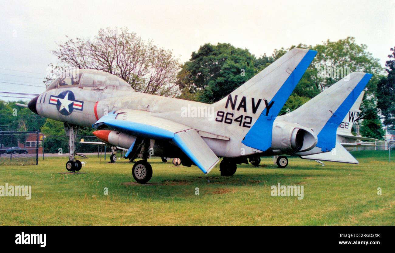 Vought F7U-3 Cutlass 129642, im Wings of Freedom Aviation Museum, im NAS Willow Grove, PA, ausgeliehen vom National Naval Aviation Museum. Stockfoto