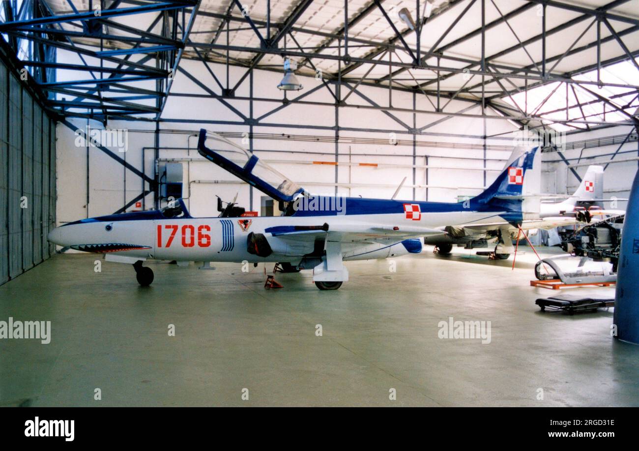 Polnische Luftwaffe - PZL-Mielec TS-11 Iskra bis DF 1706 (msn 3H1706) des 58. Ausbildungsregiments in einer speziellen Farbgebung für die 2000 Commanders „Shark Meet“. (Hinweis: Das TS-11 im Midland Aircraft Museum ist ein anderes Flugzeug, das in diesem Farbschema lackiert ist.) Stockfoto