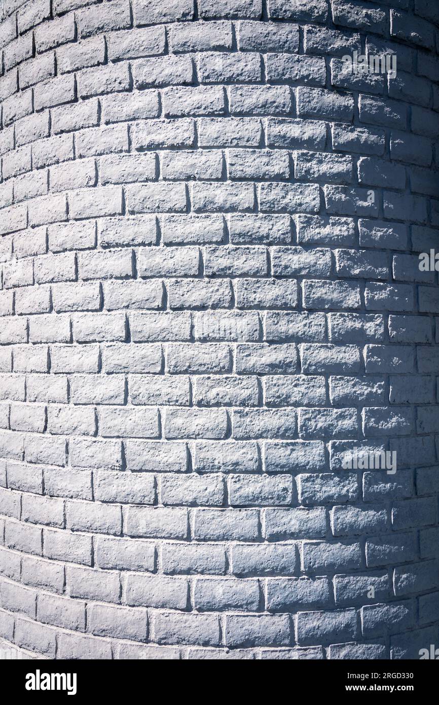 Nahaufnahme Detailperspektive des abgerundeten Turms und der Revolverwand – Licht von der linken Seite fällt in den Schatten auf der rechten Seite. Stockfoto