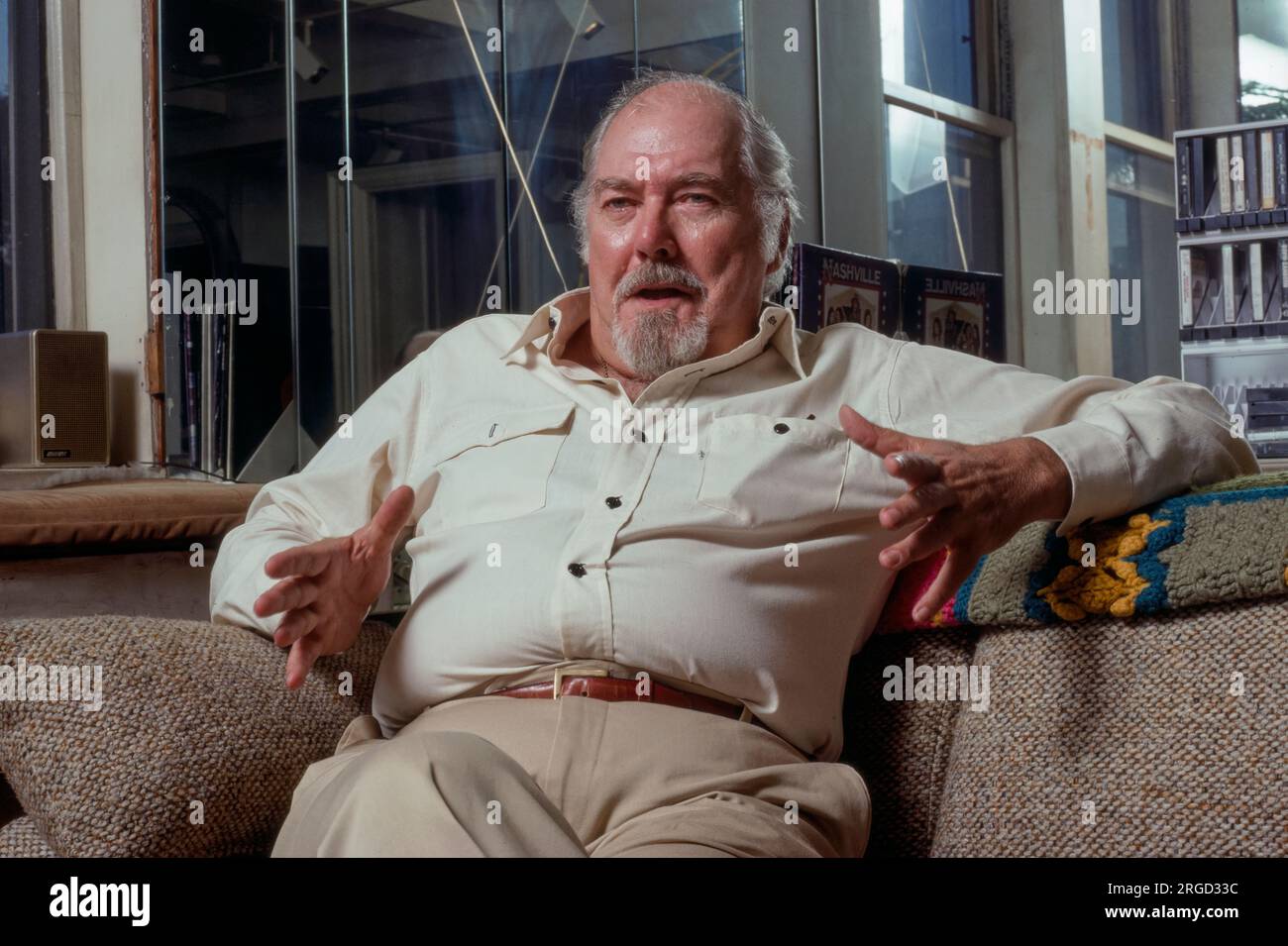 Robert Bernard Altman war amerikanischer Filmregisseur, Drehbuchautor und Produzent. Er wurde fünfmal für den Academy Award für den besten Director nominiert und gilt als dauerhafte Figur aus der New Hollywood-Ära. Foto von Bernard Gotfryd Altman's Art der Filmproduktion deckt viele Genres ab, aber in der Regel mit einer „ubversiven“ Wendung, die sich in der Regel auf Satire und Humor stützte, um seine persönlichen Ansichten auszudrücken. Altman hat sich einen Ruf als „Anti-Hollywood“- und Nichtkonformist sowohl in seinen Themen als auch in seinem Stil als Regisseur erworben. Schauspieler haben es besonders genossen, unter seiner Schande zu arbeiten Stockfoto