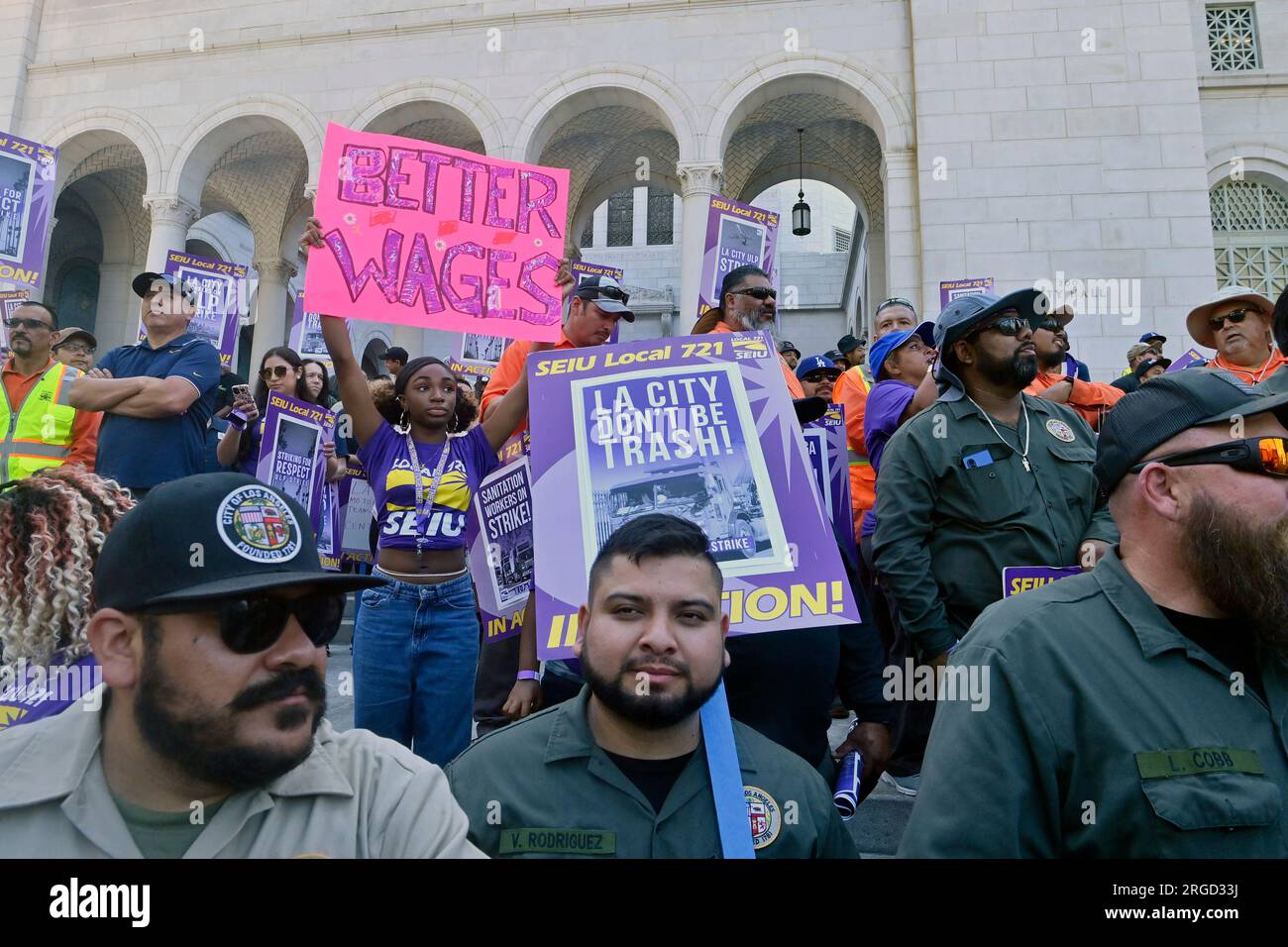 Los Angeles, Usa. 08. Aug. 2023. Die Stadtarbeiter treffen sich im Rathaus, während Tausende von ihnen von der Innenstadt zum Flughafen Los Angeles streiken, um eine geplante 24-stündige Arbeitsunterbrechung zu erleiden, die von dem, was ihre Gewerkschaft als mangelnde ehrenhafte Arbeitsverhandlungen in Los Angeles am Dienstag, den 8. August 2024 betrachtet. Die Labour Action findet inmitten laufender Streiks von Hollywood-Schriftstellern und -Schauspielern sowie Tausenden von Köchen, Zimmermädchen, Geschirrspülern, Kellnern, Portiers und Rezeptionisten in 46 Hotels im Raum Los Angeles statt. Foto: Jim Ruymen/UPI Credit: UPI/Alamy Live News Stockfoto