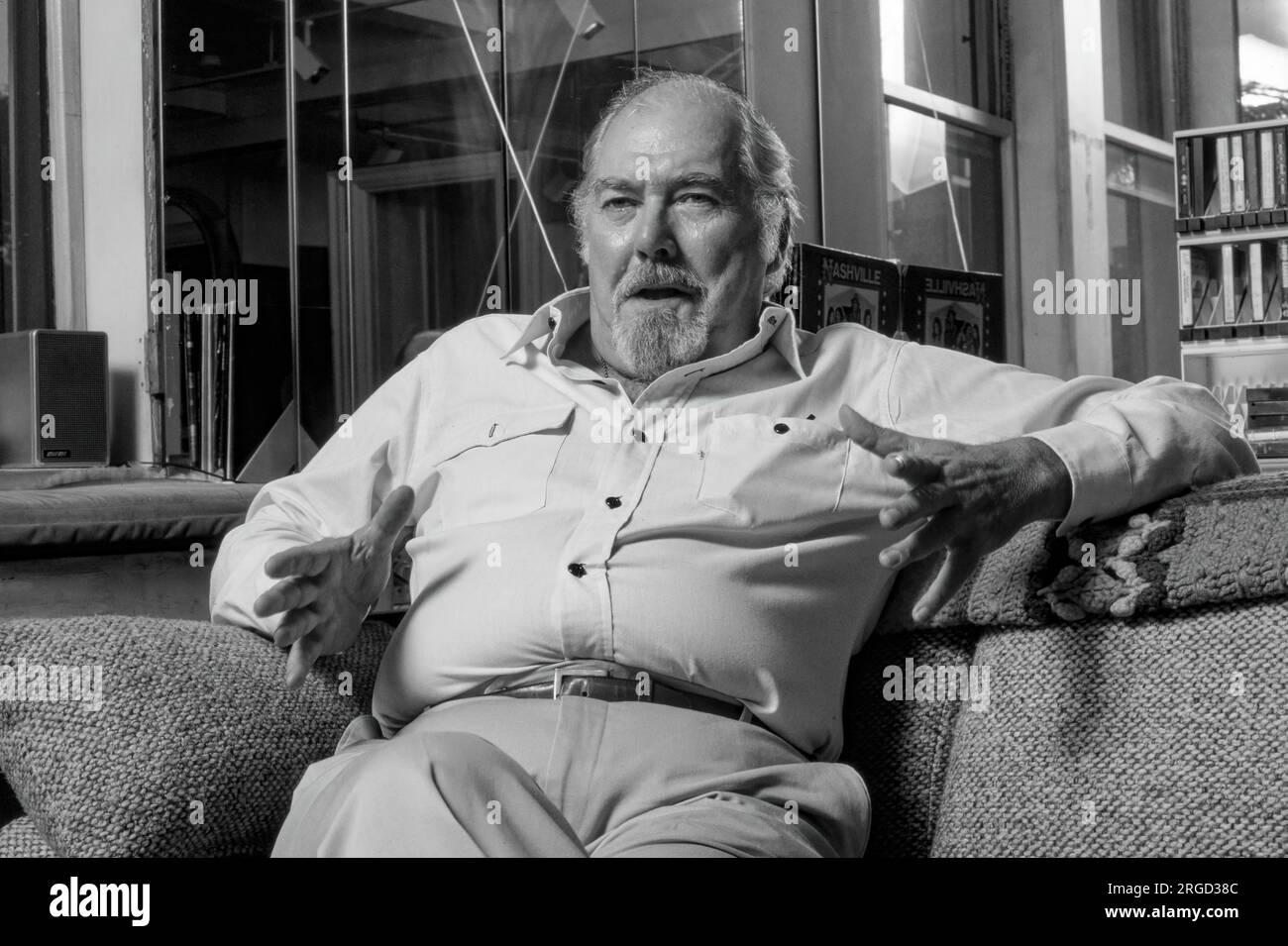 Robert Bernard Altman war amerikanischer Filmregisseur, Drehbuchautor und Produzent. Er wurde fünfmal für den Academy Award für den besten Director nominiert und gilt als dauerhafte Figur aus der New Hollywood-Ära. Foto von Bernard Gotfryd Altman's Art der Filmproduktion deckt viele Genres ab, aber in der Regel mit einer „ubversiven“ Wendung, die sich in der Regel auf Satire und Humor stützte, um seine persönlichen Ansichten auszudrücken. Altman hat sich einen Ruf als „Anti-Hollywood“- und Nichtkonformist sowohl in seinen Themen als auch in seinem Stil als Regisseur erworben. Schauspieler haben es besonders genossen, unter seiner Schande zu arbeiten Stockfoto