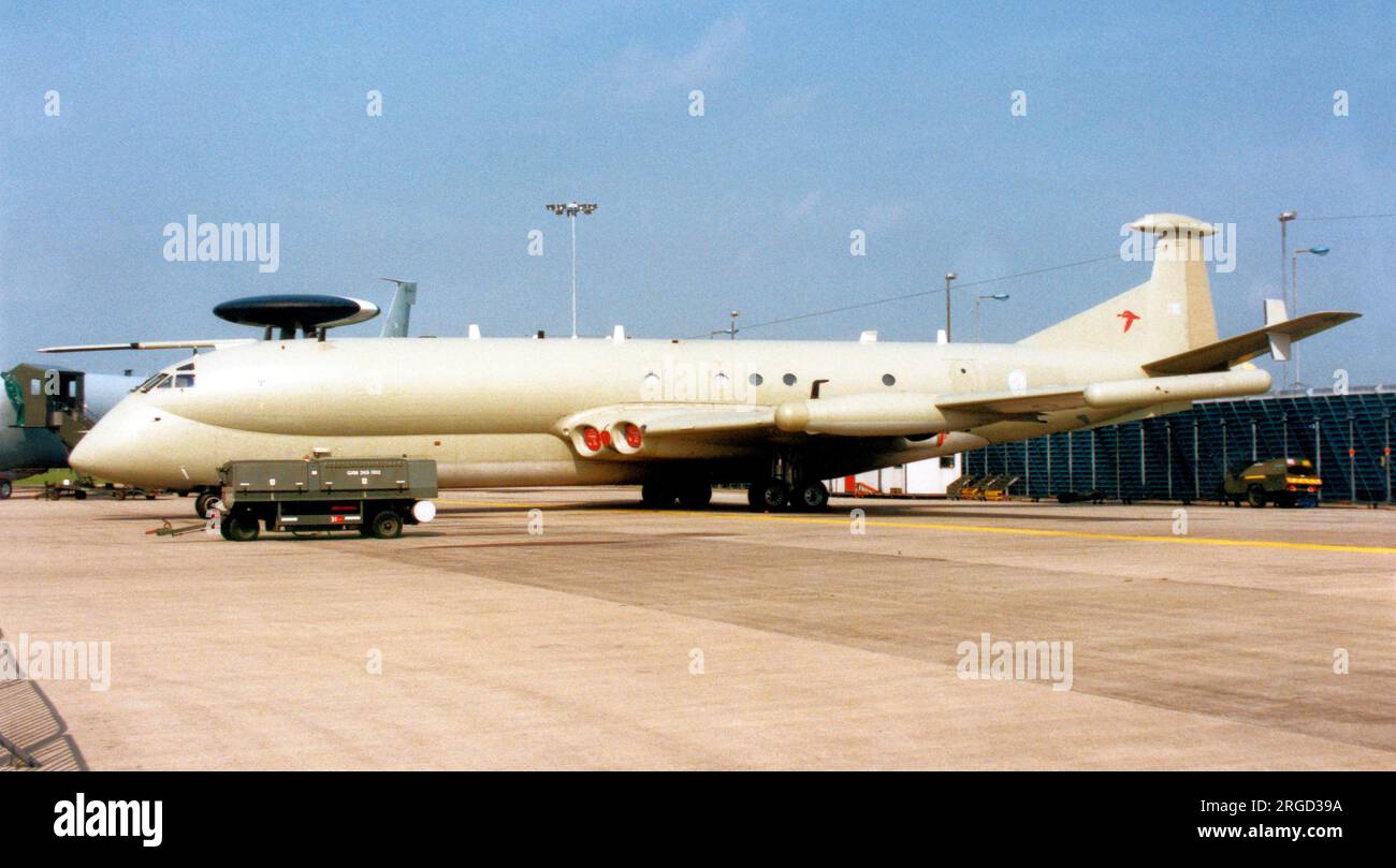 Royal Air Force - Hawker Siddeley HS.801 Nimrod R.1, Nr. 51 Geschwader bei der RAF Wyton. Einer von drei Nimrods, die speziell für die Verwendung als Electronic and Signals Intelligence Collection-Flugzeuge bestellt wurden. Mit hochspezialisierter elektronischer Überwachungsausrüstung wurden die Nimrod R.1s in großem Umfang genutzt, um Informationen aus den ehemaligen Warschauer Paktländern zu sammeln, die über die Ostsee und die arktischen Meere sowie über Hotspots weltweit fliegen. Stockfoto