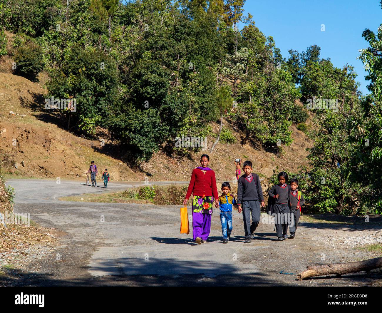 Indianer auf der Straße im Lamgara Village, Kumaon Hills, Uttarakhand, Indien Stockfoto