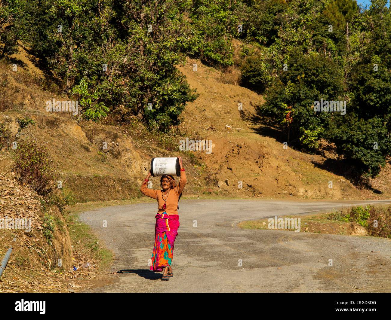 Indianer auf der Straße im Lamgara Village, Kumaon Hills, Uttarakhand, Indien Stockfoto