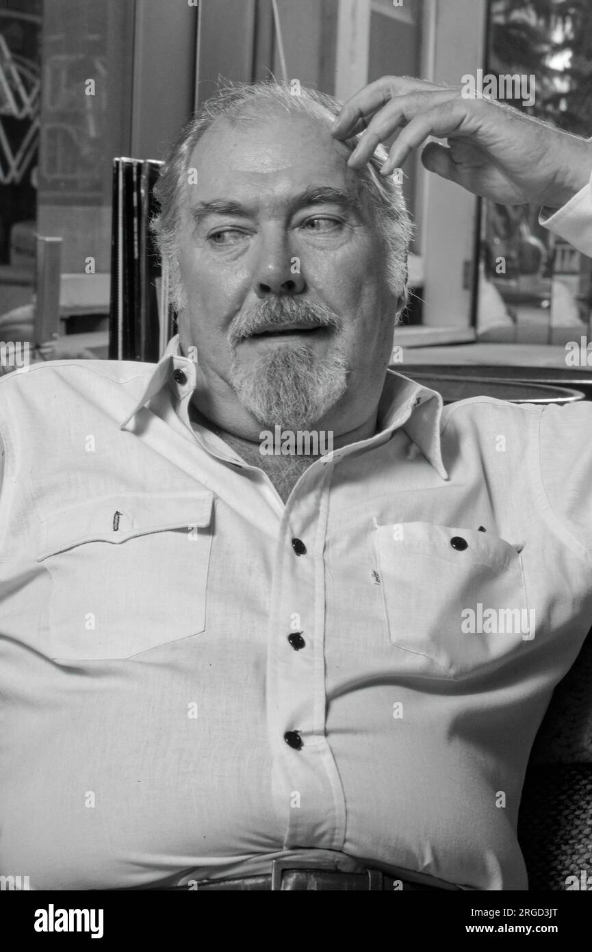 Robert Bernard Altman war amerikanischer Filmregisseur, Drehbuchautor und Produzent. Er wurde fünfmal für den Academy Award für den besten Director nominiert und gilt als dauerhafte Figur aus der New Hollywood-Ära. Foto von Bernard Gotfryd Altman's Art der Filmproduktion deckt viele Genres ab, aber in der Regel mit einer „ubversiven“ Wendung, die sich in der Regel auf Satire und Humor stützte, um seine persönlichen Ansichten auszudrücken. Altman hat sich einen Ruf als „Anti-Hollywood“- und Nichtkonformist sowohl in seinen Themen als auch in seinem Stil als Regisseur erworben. Schauspieler haben es besonders genossen, unter seiner Schande zu arbeiten Stockfoto
